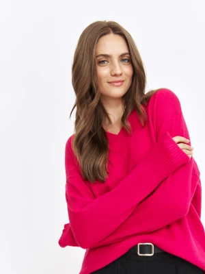 Luźny różowy sweter damski z dekoltem w serek Top Secret