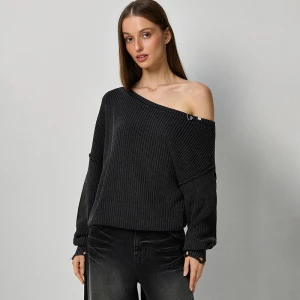 Luźny sweter one shoulder z metalowymi detalami House
