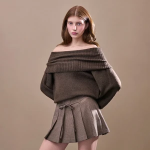 Luźny sweter open shoulder z domieszką wełny w składzie czekoladowy House