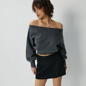 Luźny sweter z dekoltem na jedno ramię i domieszką wełny w składzie melanżowy House