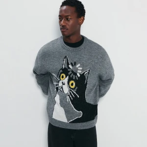 Luźny szary sweter z motywem kota House