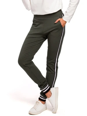 made of emotion Spodnie dresowe w kolorze khaki rozmiar: S