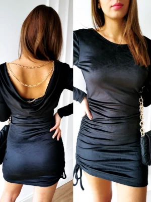 Magic czarna dopasowana welurowa sukienka z łańcuszkami na plecach PERFE