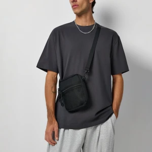 Mała czarna torebka crossbody z siateczkową kieszonką House