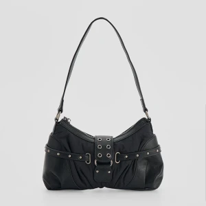 Mała czarna torebka z metalowymi detalami House