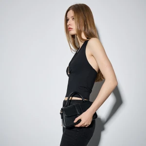 Mała czarna torebka z paskiem House