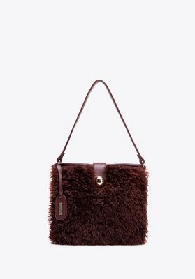 Mała torebka worek ze sztucznego futerka bordowa Wittchen