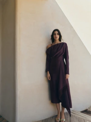 Asymetryczna satynowa sukienka z frędzlami purpurowy - Kobieta - - MANGO