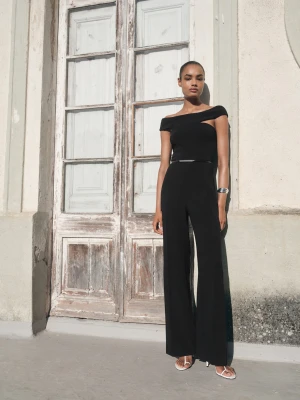 MANGO - Długi kombinezon z asymetrycznym dekoltem czarny - - Kobieta