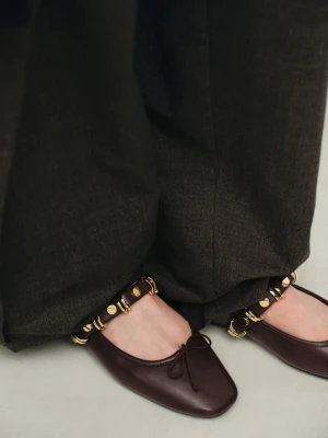 Balerinki z paskiem z metalowymi ozdobami burgund - Kobieta - - MANGO