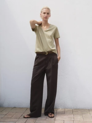 MANGO - Bawełniana koszulka z dekoltem V khaki - - Kobieta