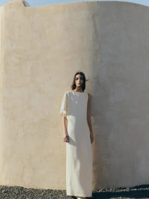 Długa sukienka z asymetrycznym rękawem kremowy / écru - Kobieta - - MANGO