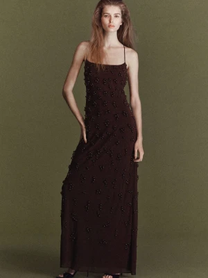 MANGO - Długa sukienka z naszytymi kulkami brązowy - - Kobieta