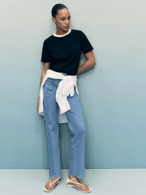 MANGO - Dżinsy flare crop z kieszeniami średni niebieski - - Kobieta