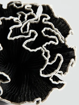 MANGO - Gumka do włosów z kwiatem i kontrastowym obszyciem czarny - Rozmiar uniwersalny - Kobieta