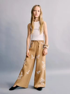 MANGO KIDS - Spodnie z haftowaną fakturą musztardowy - lata - Dzieci