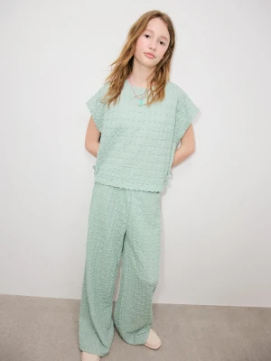 Spodnie z teksturą bladozielony - Dzieci - lata - MANGO KIDS