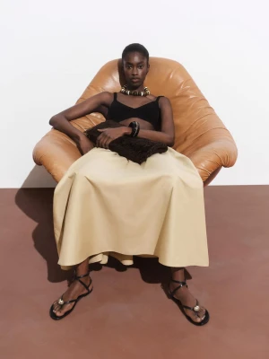 MANGO - Klapki ze skórzanym paskami i metalowym elementem czarny - - Kobieta