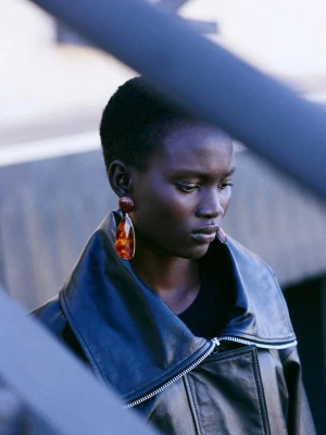 Kolczyki z zawieszkami z żywicy brązowy - Kobieta - Rozmiar uniwersalny - MANGO