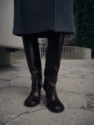 MANGO - Kozaki skórzane na obcasie czekoladowy - - Kobieta