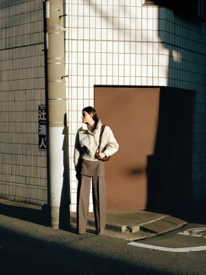 MANGO - Kurtka oversize z marszczoną talią jasny / pastelowy szary - - Kobieta