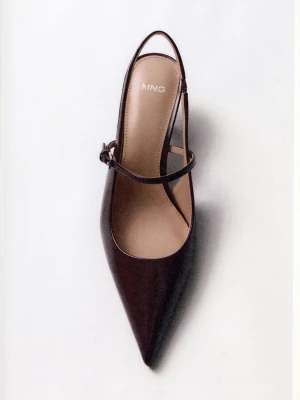 MANGO - Lakierowane buty na obcasie kaczuszka czekoladowy - - Kobieta