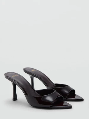 MANGO - Lakierowane klapki na obcasie burgund - - Kobieta