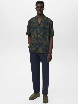 MANGO MAN - Lejąca koszula regular fit z nadrukiem oliwkowozielony - - Mężczyzna