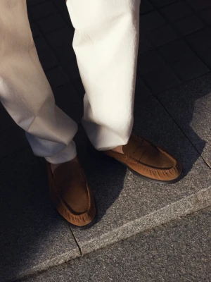 Zamszowe mokasyny z marszczeniami koniakowy - Mężczyzna - - MANGO MAN