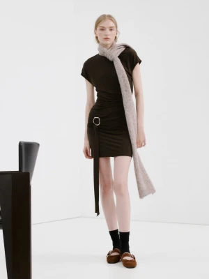 Marszczona sukienka z broszką brązowy - Kobieta - - MANGO