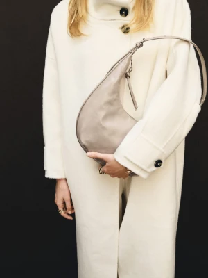 MANGO - Owalna średnia torebka na ramię jasny/pastelowy brąz - Rozmiar uniwersalny - Kobieta