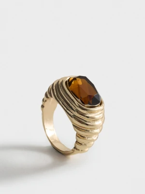 Pierścionek z wypukłym wzorem z łączonej żywicy złoty - Kobieta - - MANGO