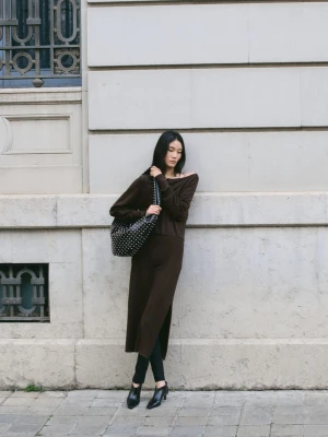 Rozkloszowana sukienka z cienkiej dzianiny czekoladowy - Kobieta - - MANGO