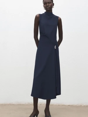 Rozkloszowana sukienka z metalową ozdobą ciemnogranatowy - Kobieta - - MANGO