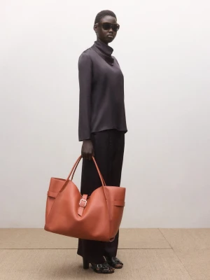 Satynowa bluzka z wywiniętym kołnierzem brązowy - Kobieta - - MANGO