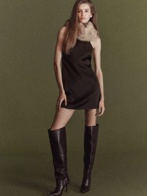 Satynowa sukienka z kołnierzem ze sztucznego futerka brązowy - Kobieta - - MANGO