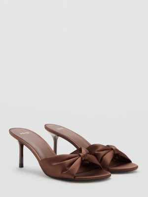 MANGO - Satynowe sandały z kokardą czekoladowy - - Kobieta