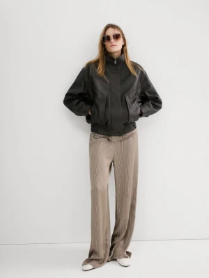 MANGO - Satynowe spodnie w paski średni brązowy - - Kobieta