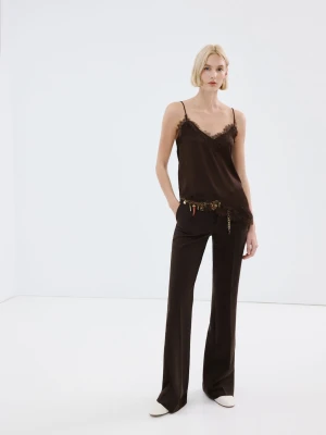 MANGO - Spodnie flare ze średnim stanem czekoladowy - - Kobieta