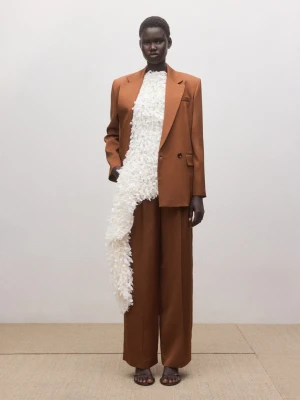 MANGO - Spodnie garniturowe o prostym kroju z niskim stanem koniakowy - - Kobieta