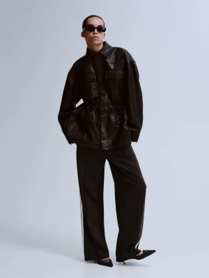 Spodnie o prostym kroju z kontrastowym lampasem brązowy - Kobieta - - MANGO