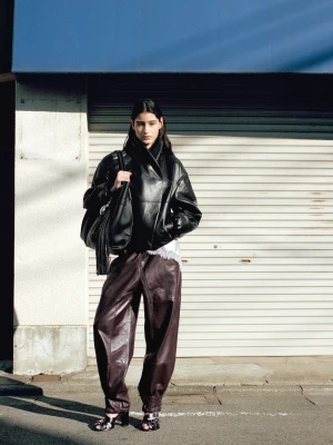 MANGO - Spodnie skórzane z zapięciem na guziki u dołu burgund - - Kobieta