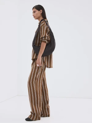 MANGO - Spodnie w paski z zaszewkami brązowy - - Kobieta