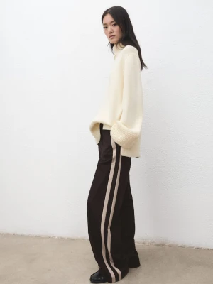 MANGO - Spodnie wide leg z kontrastowym paskiem czekoladowy - - Kobieta