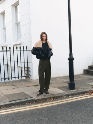 MANGO - Spodnie z zakładkami i guzikiem khaki - - Kobieta