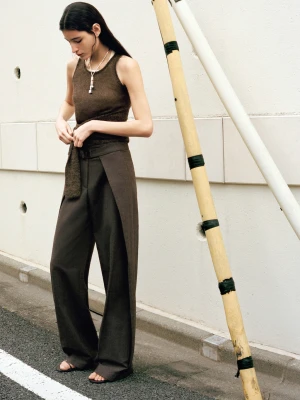 MANGO - Spodnie z zakładkami i paskiem brązowy - - Kobieta