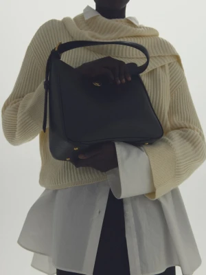 MANGO - Średnia torebka typu worek z metalowym elementem czarny - Rozmiar uniwersalny - Kobieta