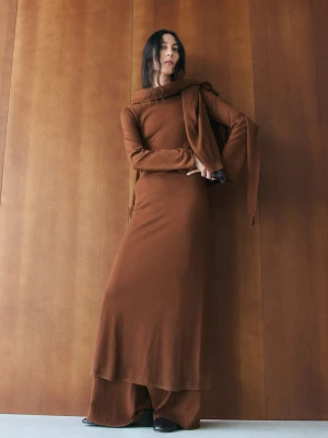 MANGO - Sukienka z dzianiny z rozszerzanymi rękawami karmelowy brąz - - Kobieta