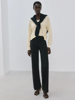 MANGO - Sweter z dekoltem w serek z kontrastowym obszyciem pastelowy żółty - - Kobieta