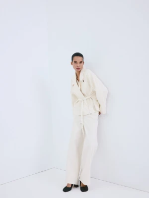 Trencz bawełniany maxi z dużymi klapami i paskiem złamana biel - Kobieta - - MANGO